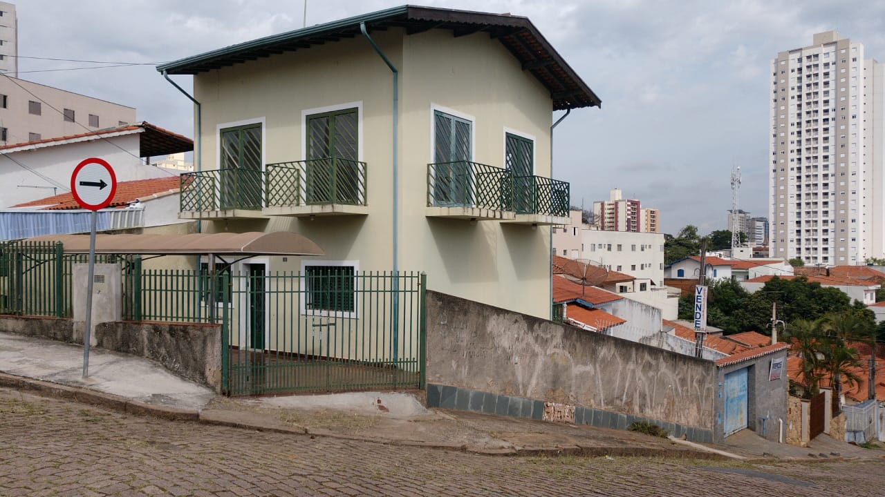 Casa de esquina verde, com dois andares, sede atual do LHC.